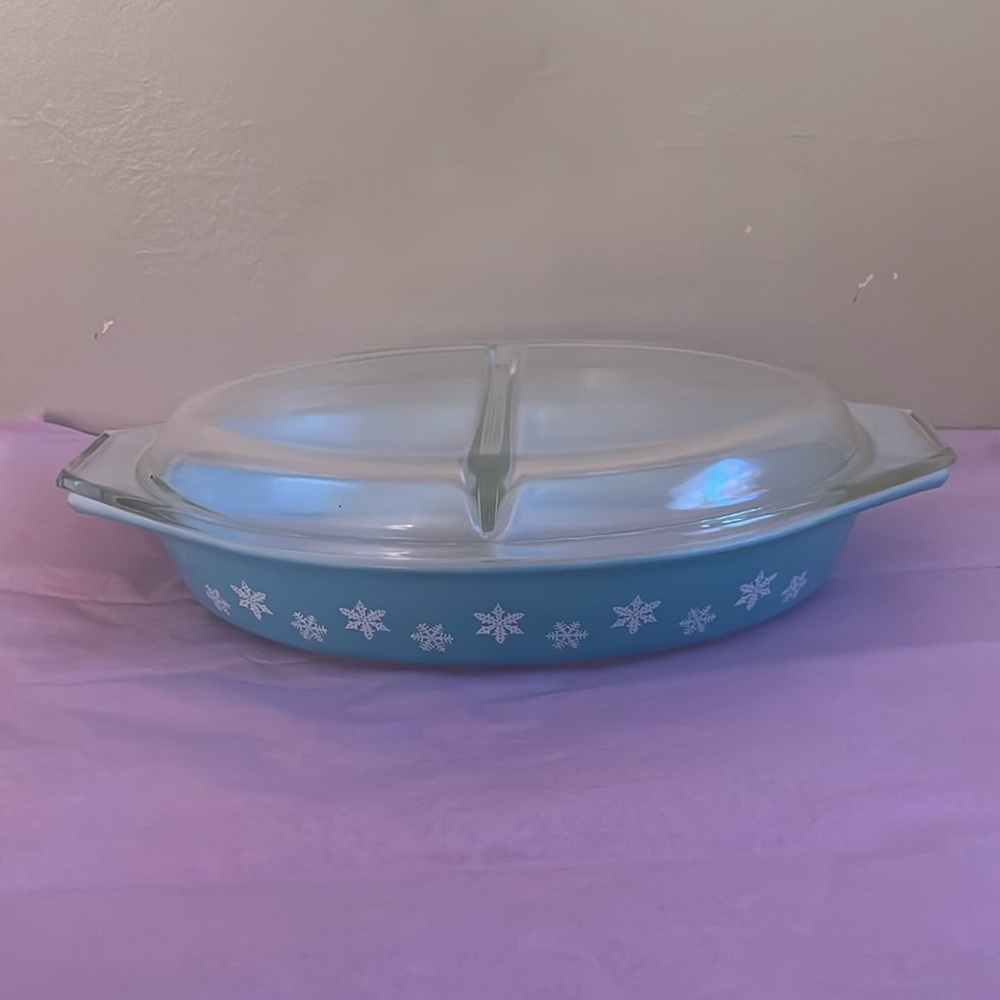 Vintage Pyrex Snowflake Turquoise 1 1/2 Quart Divided Dish with Lid